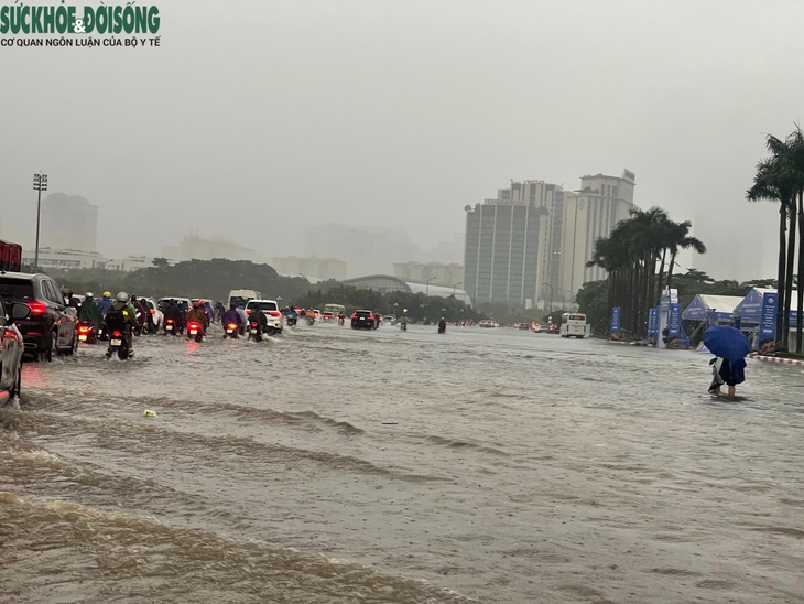 Hà Nội mưa như trút nước, nhiều tuyến đường ngập sâu- Ảnh 1.