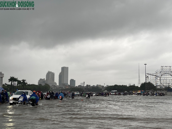 Hà Nội mưa như trút nước, nhiều tuyến đường ngập sâu- Ảnh 2.