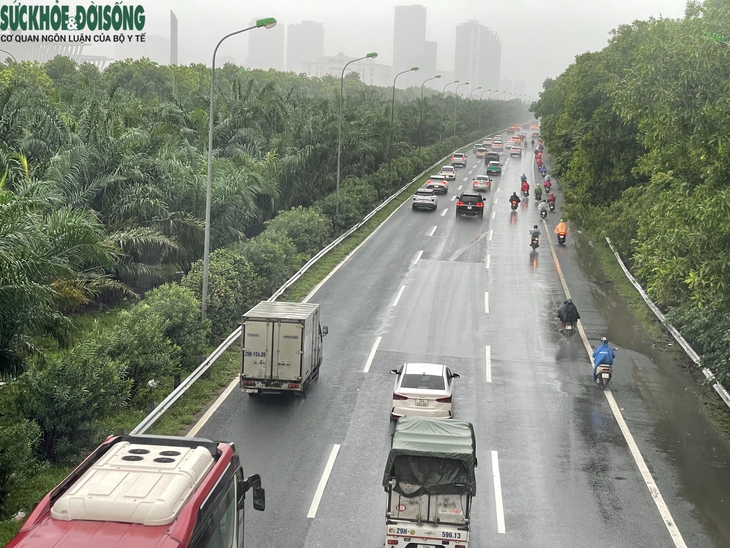 Hà Nội mưa như trút nước, nhiều tuyến đường ngập sâu- Ảnh 8.