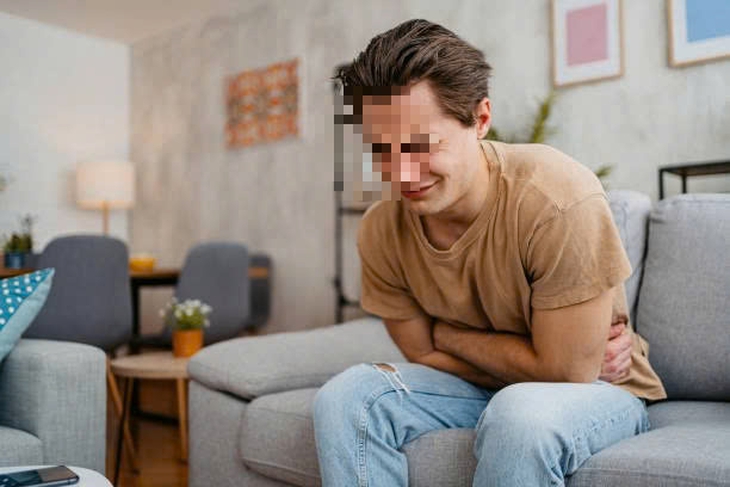 Nam thanh niên nhập viện vì đau bụng, bất ngờ phát hiện bệnh hiếm gây tràn dịch đa màng- Ảnh 1.