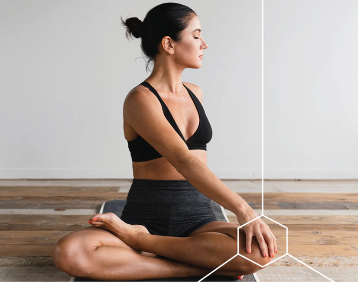 6 tư thế yoga chống lão hóa giúp bạn trông trẻ trung hơn- Ảnh 1.