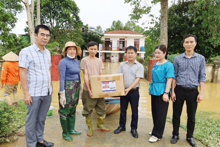 Hà Tĩnh xử lý nước sinh hoạt, làm sạch môi trường sau mưa bão phòng dịch bệnh- Ảnh 3. Hà Tĩnh xử lý nước sinh hoạt, làm sạch môi trường sau mưa bão phòng dịch bệnh- Ảnh 3.