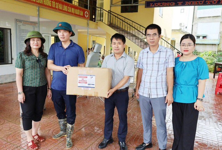Hà Tĩnh xử lý nước sinh hoạt, làm sạch môi trường sau mưa bão phòng dịch bệnh- Ảnh 4. Hà Tĩnh xử lý nước sinh hoạt, làm sạch môi trường sau mưa bão phòng dịch bệnh- Ảnh 4.