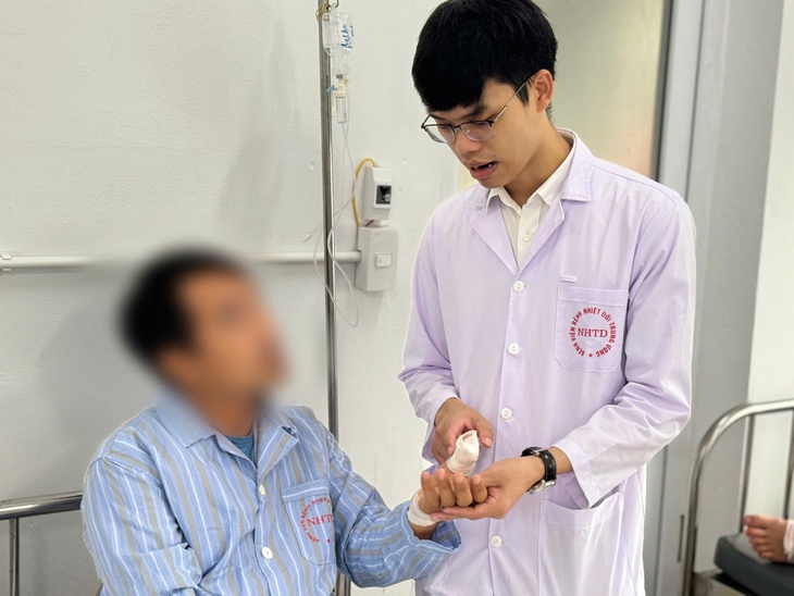 Khối u lạ ở ngón tay cái 17 năm gây mòn xương- Ảnh 3. Khối u lạ ở ngón tay cái 17 năm gây mòn xương- Ảnh 3.