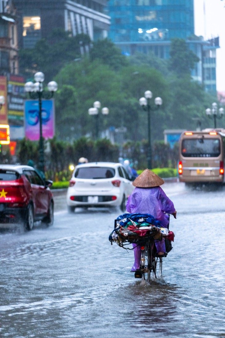 Người dân Hà Nội trong cơn mưa kéo dài: Nơi ngập sâu, chỗ tắc đường- Ảnh 1.