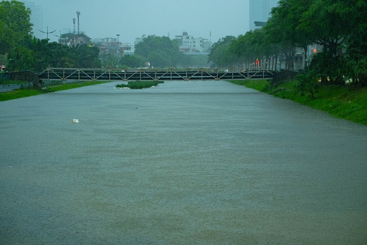 Người dân Hà Nội trong cơn mưa kéo dài: Nơi ngập sâu, chỗ tắc đường- Ảnh 3.