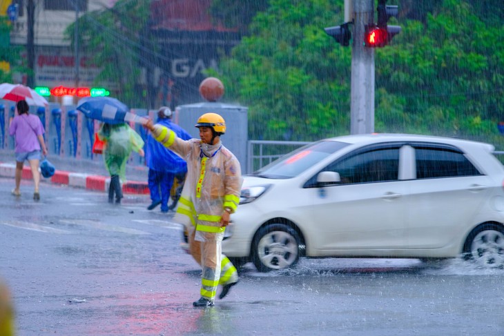Người dân Hà Nội trong cơn mưa kéo dài: Nơi ngập sâu, chỗ tắc đường- Ảnh 4.