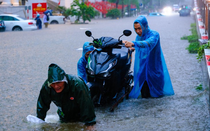 Người dân Hà Nội trong cơn mưa kéo dài: Nơi ngập sâu, chỗ tắc đường