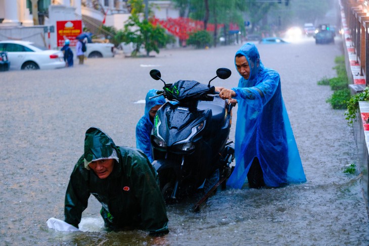 Người dân Hà Nội trong cơn mưa kéo dài: Nơi ngập sâu, chỗ tắc đường- Ảnh 7.