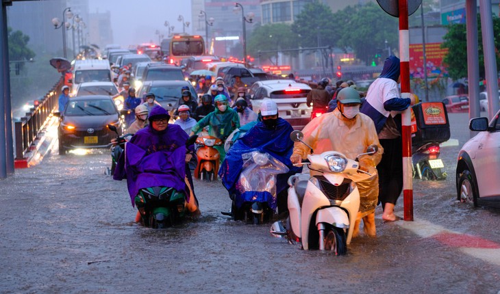 Người dân Hà Nội trong cơn mưa kéo dài: Nơi ngập sâu, chỗ tắc đường- Ảnh 8.