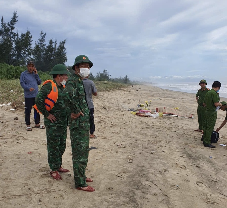 Phát hiện 2 thi thể trôi dạt vào bờ biển, nghi nạn nhân vụ 2 tàu cá gặp nạn trong bão- Ảnh 1.