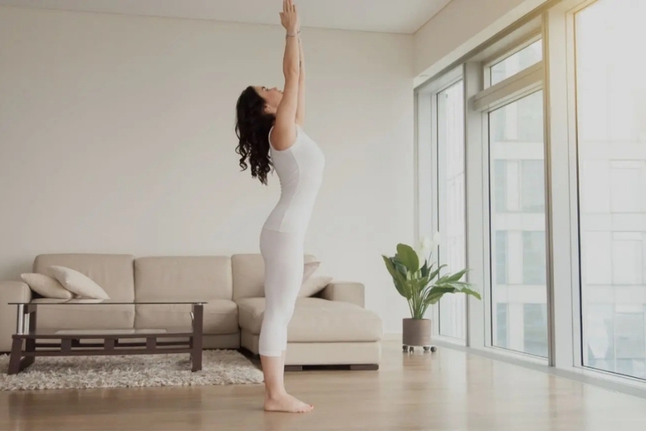 6 tư thế yoga chống lão hóa giúp bạn trông trẻ trung hơn- Ảnh 2.