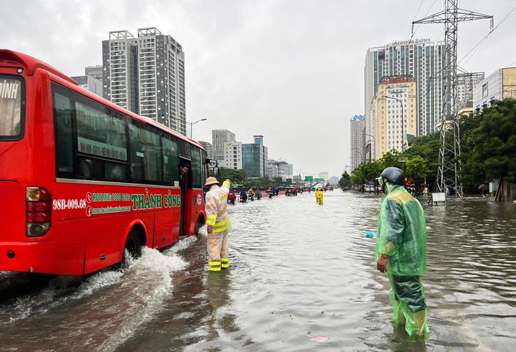 Hà Nội ngập sâu ô tô rẽ nước như cano, xe máy vật lộn giữa sóng nước- Ảnh 9. Hà Nội ngập sâu ô tô rẽ nước như cano, xe máy vật lộn giữa sóng nước- Ảnh 9.