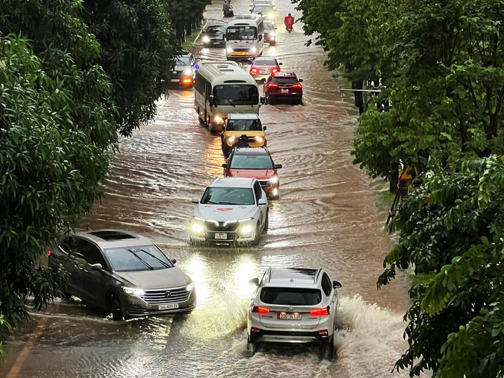 Hà Nội ngập sâu ô tô rẽ nước như cano, xe máy vật lộn giữa sóng nước- Ảnh 5. Hà Nội ngập sâu ô tô rẽ nước như cano, xe máy vật lộn giữa sóng nước- Ảnh 5.