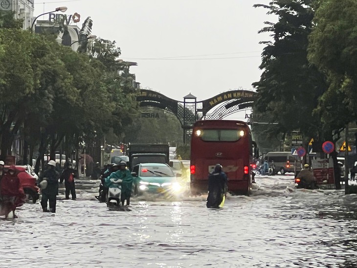 Hà Nội ngập sâu ô tô rẽ nước như cano, xe máy vật lộn giữa sóng nước- Ảnh 3. Hà Nội ngập sâu ô tô rẽ nước như cano, xe máy vật lộn giữa sóng nước- Ảnh 3.