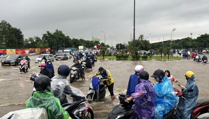 Hà Nội ngập sâu ô tô rẽ nước như cano, xe máy vật lộn giữa sóng nước- Ảnh 7. Hà Nội ngập sâu ô tô rẽ nước như cano, xe máy vật lộn giữa sóng nước- Ảnh 7.