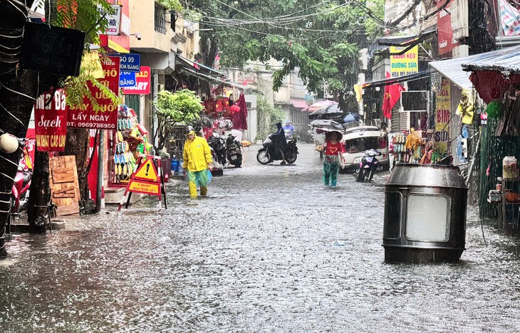 Hà Nội ngập sâu ô tô rẽ nước như cano, xe máy vật lộn giữa sóng nước- Ảnh 2. Hà Nội ngập sâu ô tô rẽ nước như cano, xe máy vật lộn giữa sóng nước- Ảnh 2.