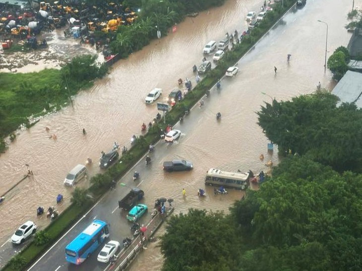 Hà Nội ngập sâu ô tô rẽ nước như cano, xe máy vật lộn giữa sóng nước- Ảnh 4. Hà Nội ngập sâu ô tô rẽ nước như cano, xe máy vật lộn giữa sóng nước- Ảnh 4.