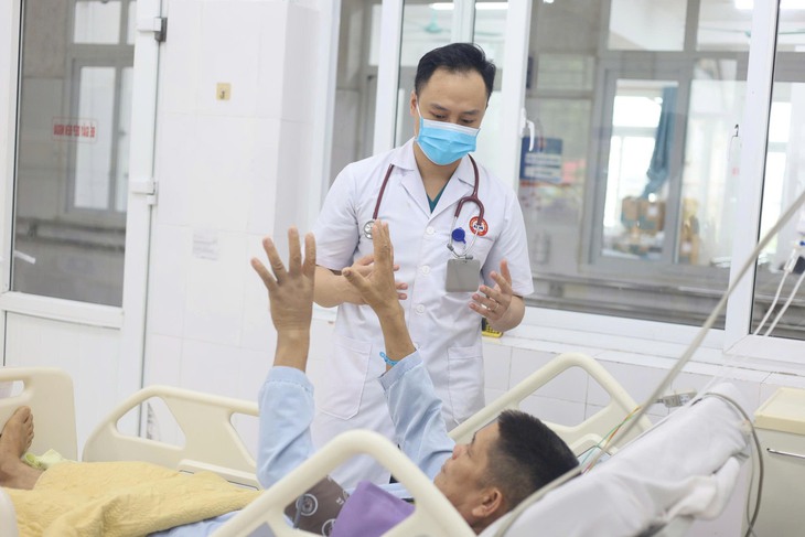 Cứu sống người đàn ông nguy kịch nghi ngộ độc rượu- Ảnh 1.