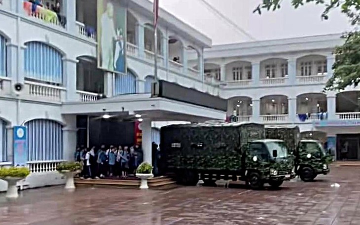 Hà Nội mưa lớn, quân đội dùng xe đưa học sinh qua điểm ngập sâu nguy hiểm- Ảnh 3. Hà Nội mưa lớn, quân đội dùng xe đưa học sinh qua điểm ngập sâu nguy hiểm- Ảnh 3.