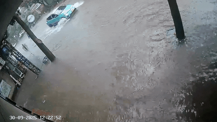 Hà Nội ngập sâu ô tô rẽ nước như cano, xe máy vật lộn giữa sóng nước- Ảnh 8. Hà Nội ngập sâu ô tô rẽ nước như cano, xe máy vật lộn giữa sóng nước- Ảnh 8.