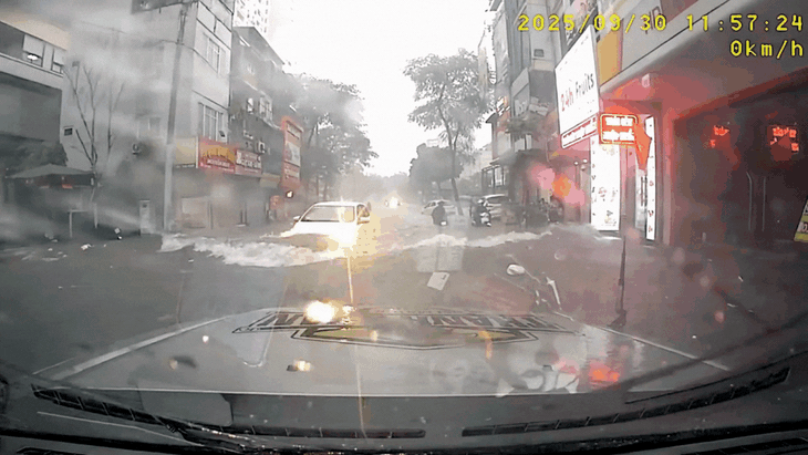 Hà Nội ngập sâu ô tô rẽ nước như cano, xe máy vật lộn giữa sóng nước- Ảnh 6. Hà Nội ngập sâu ô tô rẽ nước như cano, xe máy vật lộn giữa sóng nước- Ảnh 6.