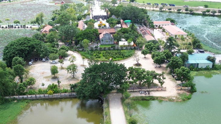 Hàng vạn du khách đổ về di tích Côn Sơn - Kiếp Bạc trước ngày khai hội- Ảnh 2. Hàng vạn du khách đổ về di tích Côn Sơn - Kiếp Bạc trước ngày khai hội- Ảnh 2.