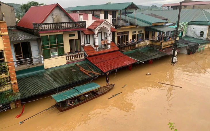 Sau lũ, bùn và rác ngập ngụa trên các phố của Lào Cai- Ảnh 4.