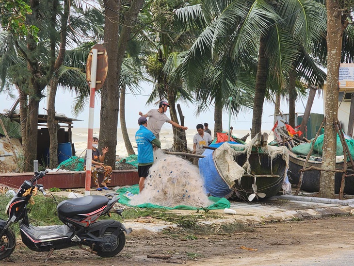 Bờ biển Sầm Sơn tan hoang sau bão- Ảnh 6. Bờ biển Sầm Sơn tan hoang sau bão- Ảnh 6.