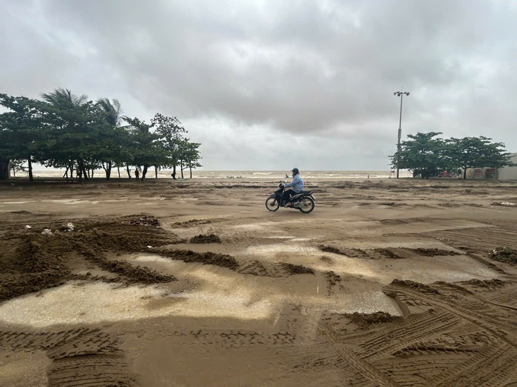 Bờ biển Sầm Sơn tan hoang sau bão- Ảnh 12. Bờ biển Sầm Sơn tan hoang sau bão- Ảnh 12.