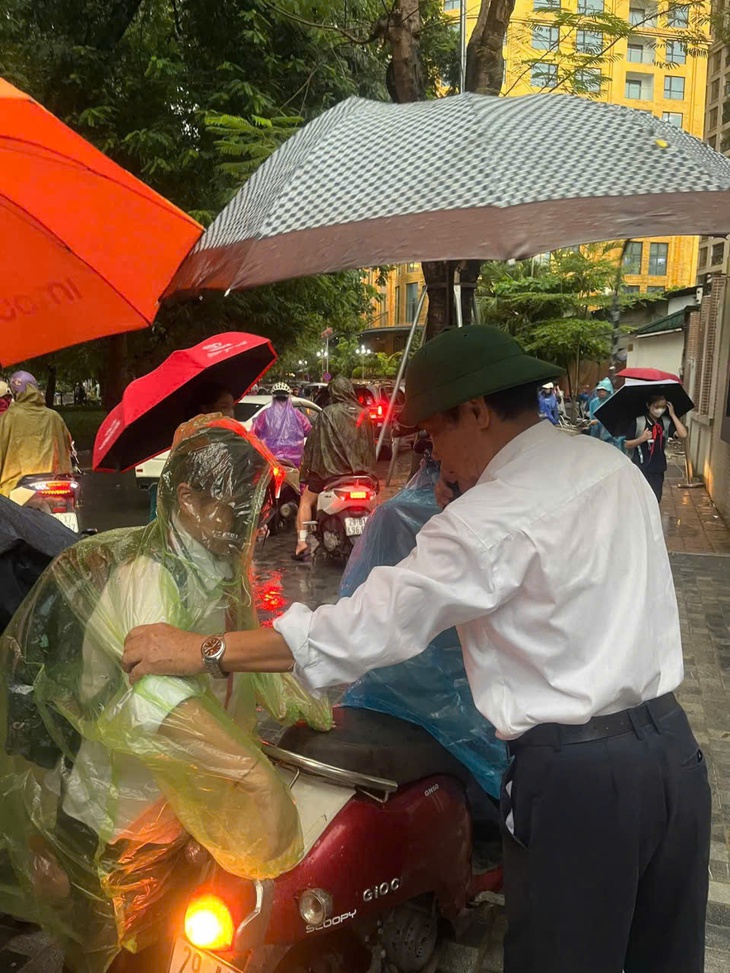 Hà Nội ngập nặng: Công văn nghỉ học chậm, phụ huynh bức xúc- Ảnh 1. Hà Nội ngập nặng: Công văn nghỉ học chậm, phụ huynh bức xúc- Ảnh 1.