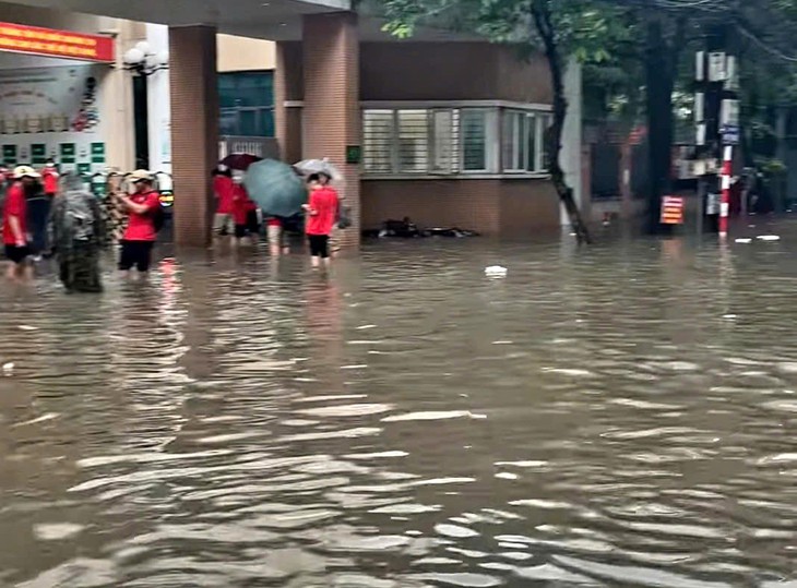 Hà Nội ngập nặng: Công văn nghỉ học chậm, phụ huynh bức xúc- Ảnh 2. Hà Nội ngập nặng: Công văn nghỉ học chậm, phụ huynh bức xúc- Ảnh 2.