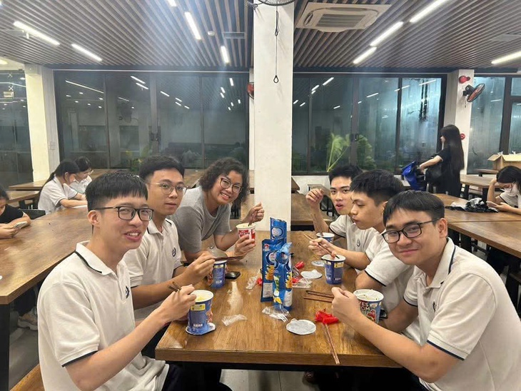 Ngập lụt khắp Hà Nội, hàng loạt trường linh hoạt bố trí bữa ăn, chỗ ngủ cho học sinh- Ảnh 3. Ngập lụt khắp Hà Nội, hàng loạt trường linh hoạt bố trí bữa ăn, chỗ ngủ cho học sinh- Ảnh 3.