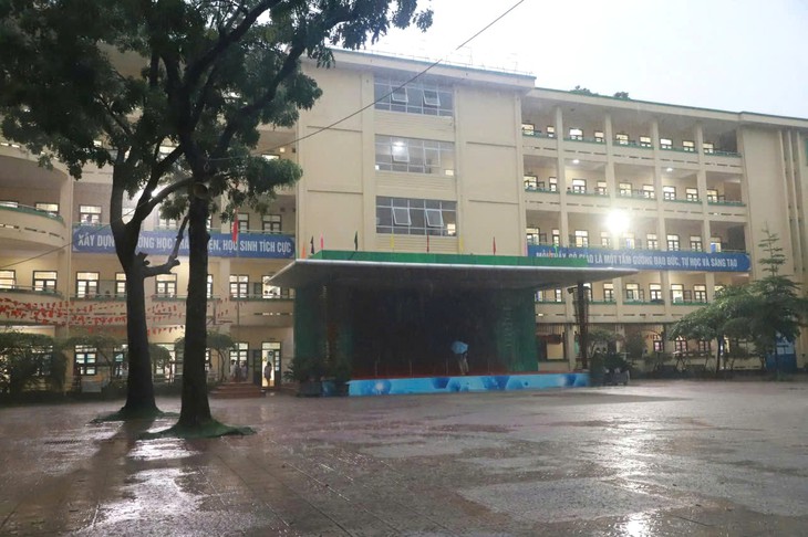 Ngập lụt khắp Hà Nội, hàng loạt trường linh hoạt bố trí bữa ăn, chỗ ngủ cho học sinh- Ảnh 1. Ngập lụt khắp Hà Nội, hàng loạt trường linh hoạt bố trí bữa ăn, chỗ ngủ cho học sinh- Ảnh 1.