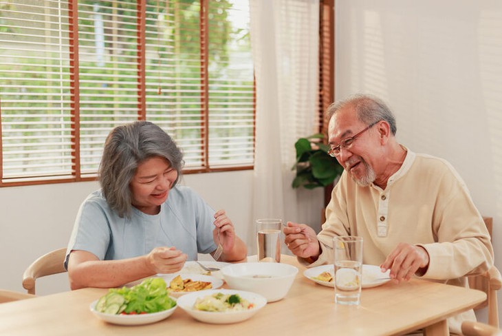 Người cao tuổi ăn sáng muộn ảnh hưởng tới sức khỏe và tuổi thọ- Ảnh 2. Người cao tuổi ăn sáng muộn ảnh hưởng tới sức khỏe và tuổi thọ- Ảnh 2.