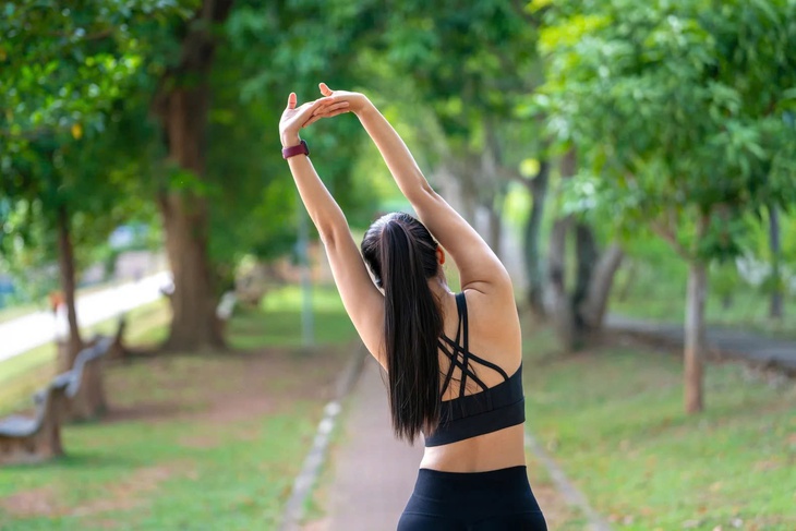 Ngủ dậy nên tập ngay hay ăn sáng trước để giảm mỡ hiệu quả?- Ảnh 1.