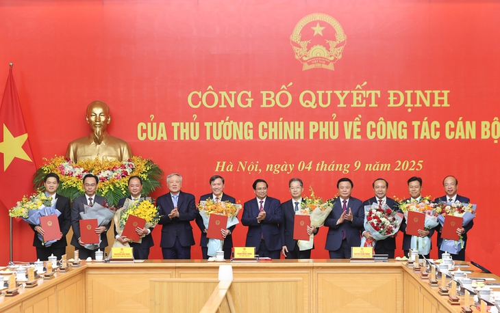 Thủ tướng Phạm Minh Chính trao quyết định bổ nhiệm lãnh đạo 8 bộ, cơ quan- Ảnh 1. Thủ tướng Phạm Minh Chính trao quyết định bổ nhiệm lãnh đạo 8 bộ, cơ quan- Ảnh 1.