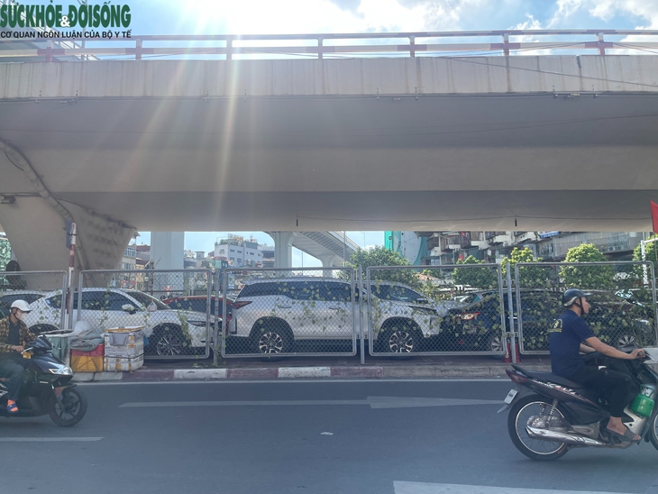 Cận cảnh ô tô, xe máy đỗ kín dưới gầm cầu vượt ở Hà Nội- Ảnh 1.