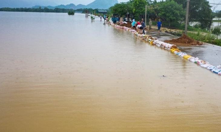 Giữa nắng nóng, lũ sông Tích, sông Bùi vẫn trên mức báo động, hàng chục xã bị ảnh hưởng ngập lụt- Ảnh 2. Giữa nắng nóng, lũ sông Tích, sông Bùi vẫn trên mức báo động, hàng chục xã bị ảnh hưởng ngập lụt- Ảnh 2.