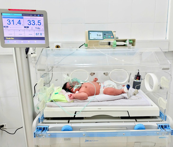Bé trai sơ sinh nặng 6,2kg chào đời tại Quảng Ninh- Ảnh 1.