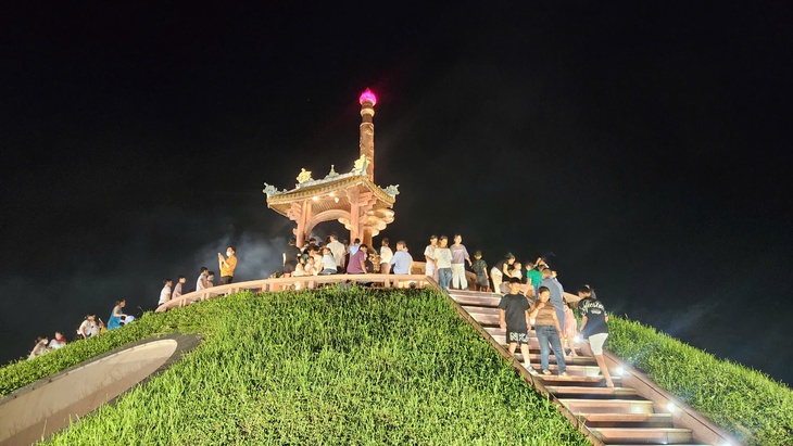 Xúc động hàng ghế trống đặt ba lô chiến sĩ tại buổi chiếu phim 'Mưa đỏ' ở Thành cổ Quảng Trị- Ảnh 1.