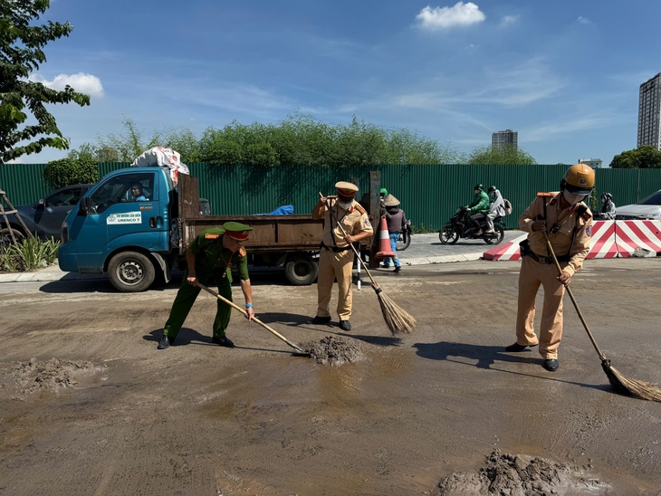 Hà Nội: Dầu Diesel tràn mặt đường Lê Quang Đạo, người đi xe máy ngã nhào- Ảnh 3.