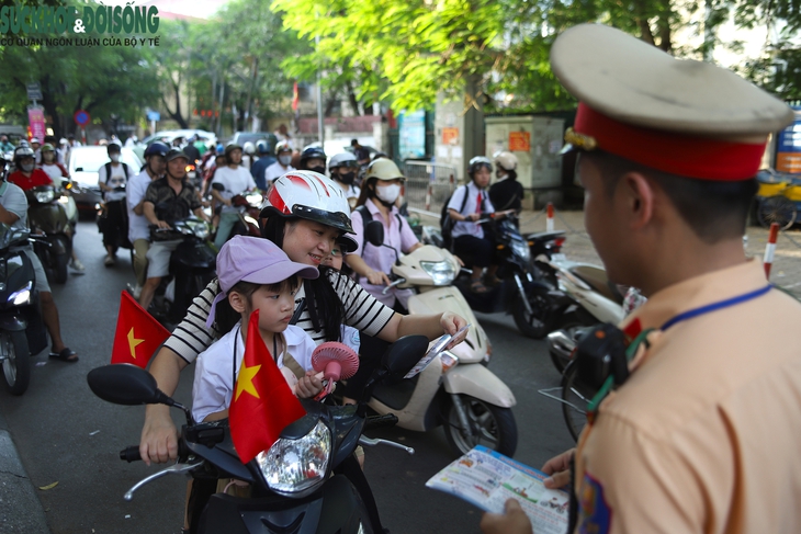 Hà Nội bảo đảm an toàn cho hơn 2 triệu học sinh đến trường ngày khai giảng- Ảnh 4. Hà Nội bảo đảm an toàn cho hơn 2 triệu học sinh đến trường ngày khai giảng- Ảnh 4.