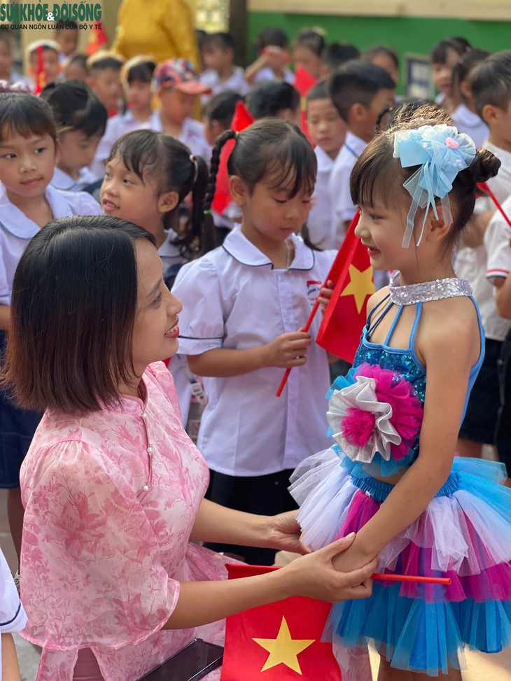Những khoảnh khắc đáng yêu của học sinh lớp 1 trong ngày khai giảng- Ảnh 1.