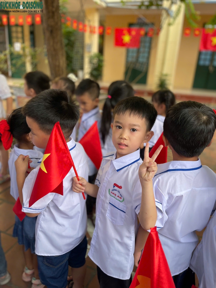Những khoảnh khắc đáng yêu của học sinh lớp 1 trong ngày khai giảng- Ảnh 2.