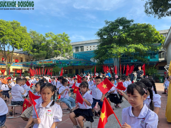 Những khoảnh khắc đáng yêu của học sinh lớp 1 trong ngày khai giảng- Ảnh 3.
