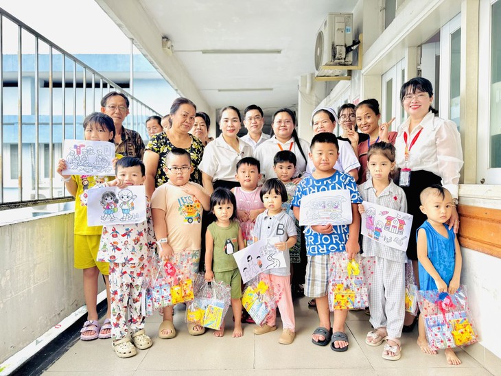 Ngày khai giảng đặc biệt của những bệnh nhi tại TP Hồ Chí Minh- Ảnh 8. Ngày khai giảng đặc biệt của những bệnh nhi tại TP Hồ Chí Minh- Ảnh 8.