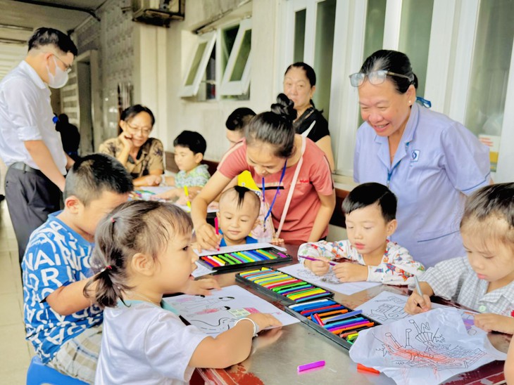 Ngày khai giảng đặc biệt của những bệnh nhi tại TP Hồ Chí Minh- Ảnh 2. Ngày khai giảng đặc biệt của những bệnh nhi tại TP Hồ Chí Minh- Ảnh 2.