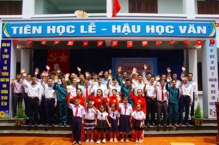 Video: Khai giảng năm học mới ở Trường Sa- Ảnh 6.