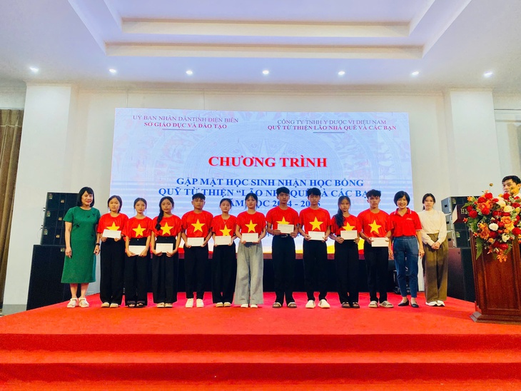 Trao học bổng 'Lão Nhà Quê và Các bạn' tới học sinh nghèo Điện Biên- Ảnh 1.